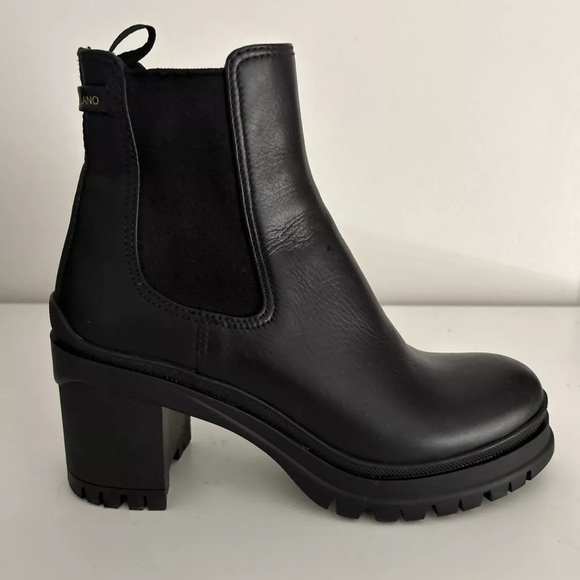 NWOB Prada Calzature Donna Leather Nero Boots Women's Size 40 - Picture 1 of 3